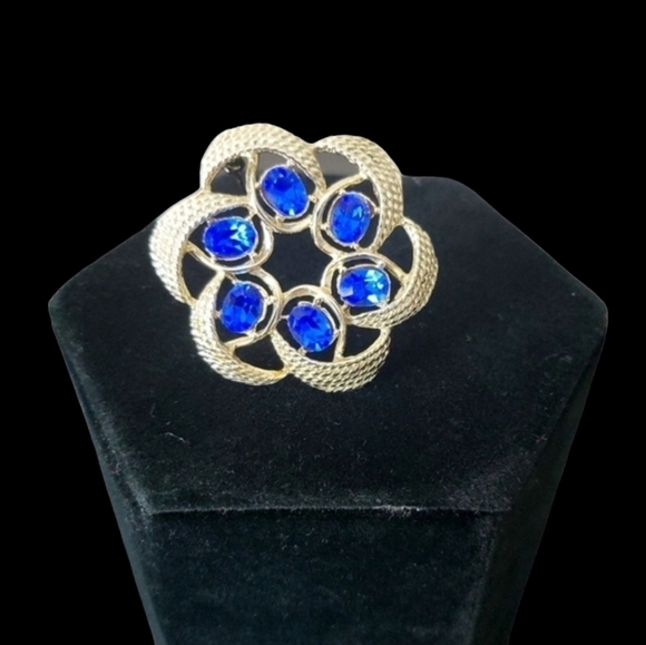 Vintage Brooch Silvertone Roping Blue Sapphire Rhinestones - Picture 1 of 5